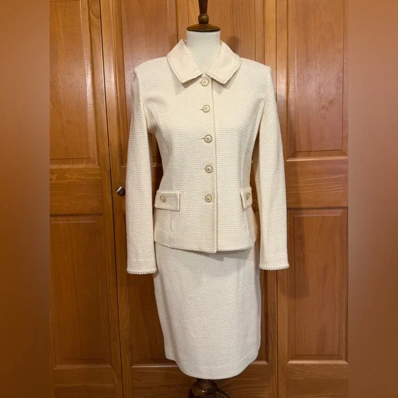 St. John Collection Cream Knit Jacket and Skirt Set - Picture 1 of 16